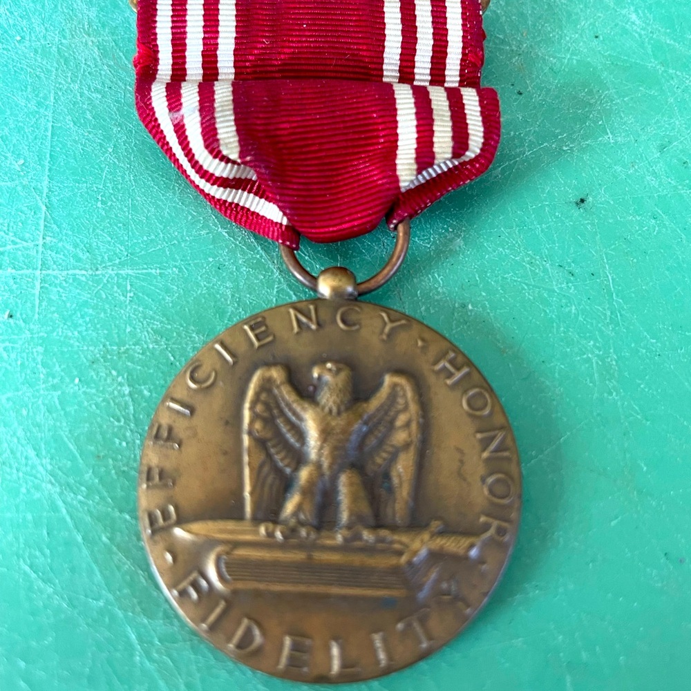 WW2 VINTAGE PIN